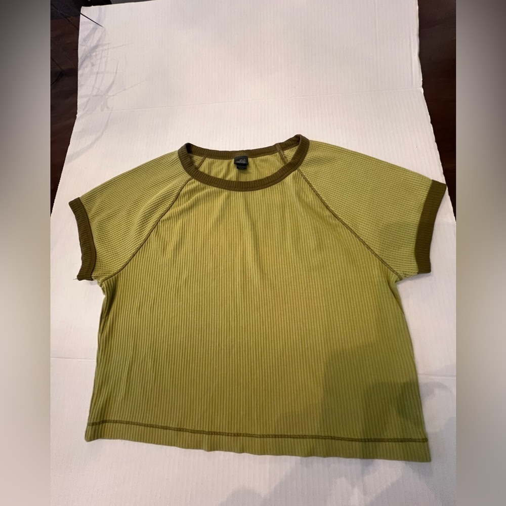 WILD FABLE SIZE XL SHORT SLEEVE CROP TOP WITH ROUND NECK.  GREEN